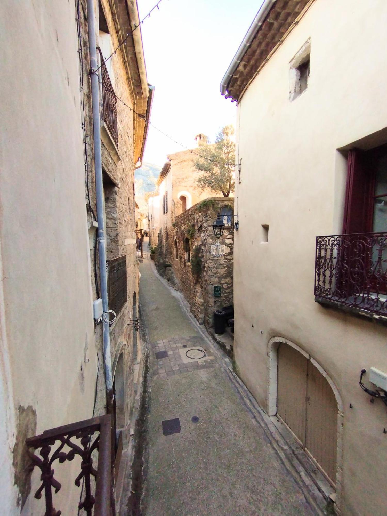 Les Studios De St Guilhem Saint-Guilhem-le-Desert Exterior photo